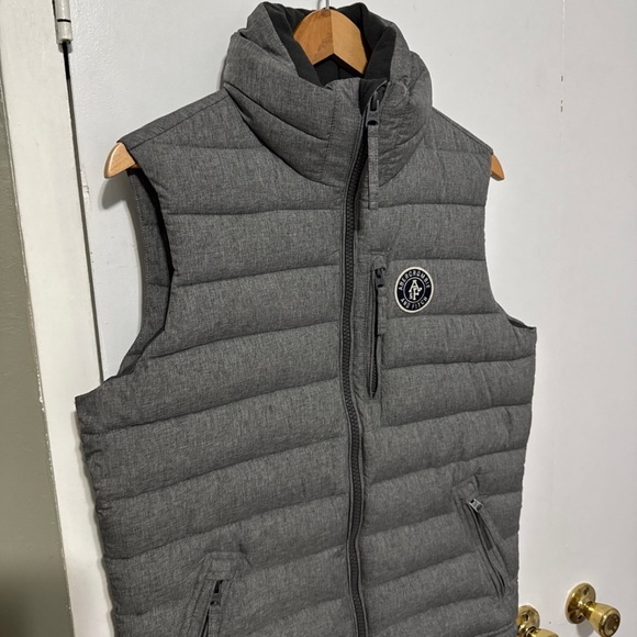 Abercrombie and Fitch Gray Puffer Vest with Logo - Picture 1 of 2